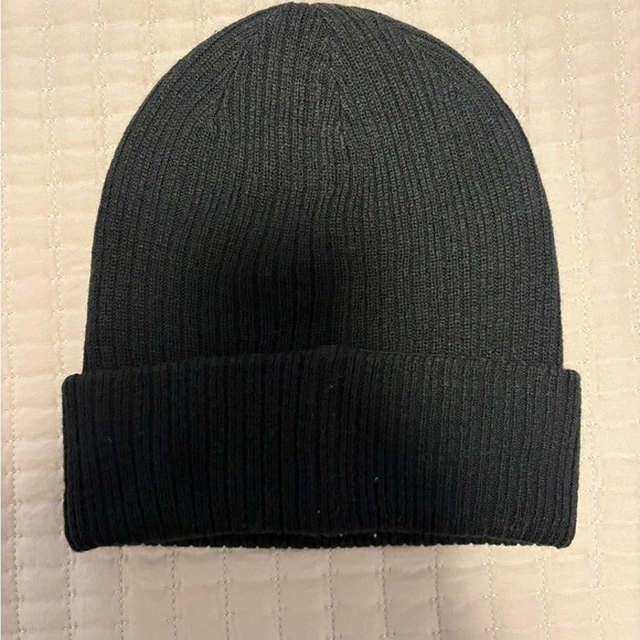 Aritzia Main Character Black Beanie - Picture 2 of 4